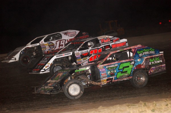2017 X MW NO SHORTAGE OF THREE WIDE RACING 93.jpg