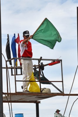 2020 XX FRED KOENEN GIVES THE GREEN FLAG 725.jpg