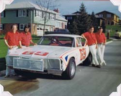 1975 LES AND THE WELL MANICURED CREW
